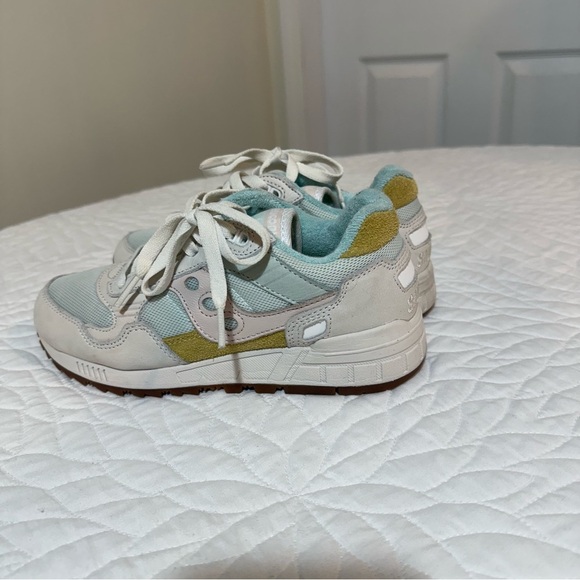 Saucony Green and Pink Sneakers Retro-Inspired Design Shadow 5000 - Picture 4 of 9